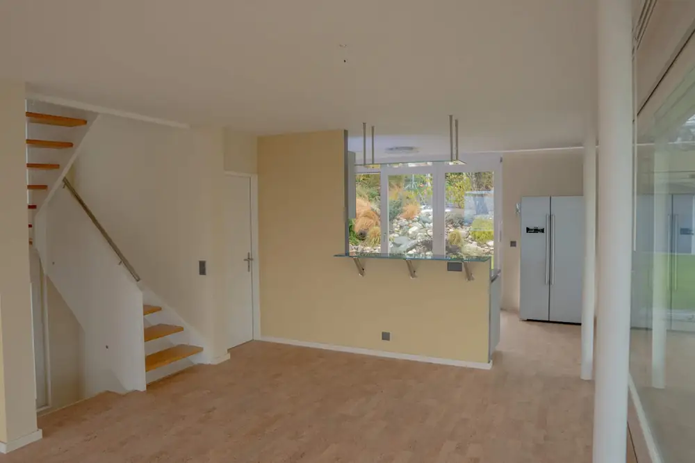 Renovierte Wohnung mit hellgelben Wänden, Treppe und offener Küche – Kreativ Maler